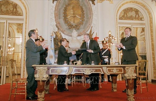  Chủ tịch nước Trần Đức Lương và Tổng thống Argentina Néstor Carlos Kirchner ký Tuyên bố chung (22/11/2004). Ảnh: Nguyễn Khang – TTXVN