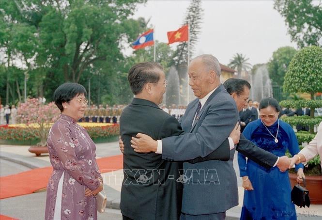 Chủ tịch nước Trần Đức Lương đón Chủ tịch Đảng, Chủ tịch nước Lào Khamtay Siphandone thăm hữu nghị chính thức Việt Nam (2002). Ảnh: Đức Tám – TTXVN
