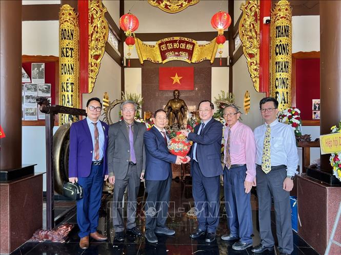Đoàn công tác của Hội Hữu nghị Việt Nam – Thái Lan tặng quà Ban quản lý Khu tưởng niệm Chủ tịch Hồ Chí Minh ở làng Nachok, huyện Muang, tỉnh Nakhon Phanom, Thái Lan. Ảnh: Huy Tiến - P/v TTXVN tại Thái Lan