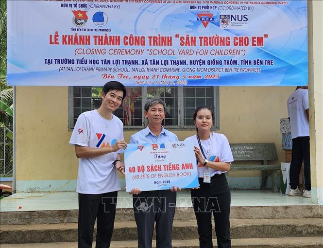 YMCA Vietnam and NUS donate 40 sets of English-language books to the school. VNA Photo: Chương Đài 