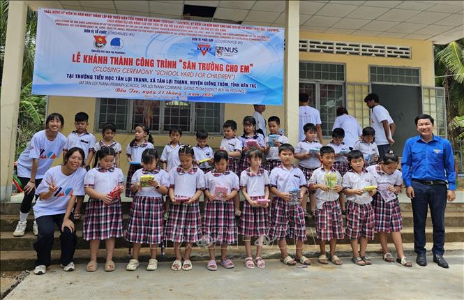 Presenting gifts to the school's students. VNA Photo: Chương Đài 