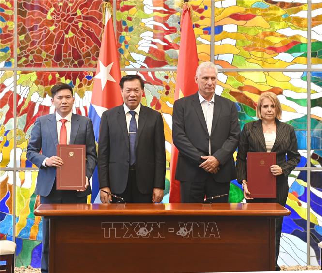 Chủ tịch Cuba Miguel Díaz-Canel Bermúdez và Thứ trưởng Đỗ Xuân Tuyên chứng kiến Lễ ký Thỏa thuận hợp tác trong lĩnh vực dược phẩm. Ảnh: Việt Hùng-p/v TTXVN tại Cuba