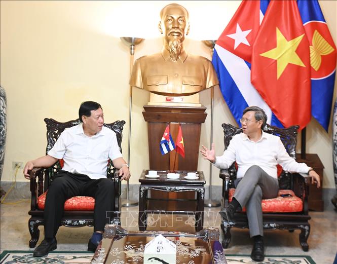 Thứ trưởng Đỗ Xuân Tuyên và Đại sứ Việt Nam tại Cuba Lê Quang Long. Ảnh: Việt Hùng-p/v TTXVN tại Cuba