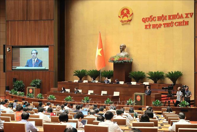 Bộ trưởng Bộ Giáo dục và Đào tạo Nguyễn Kim Sơn trình bày Tờ trình dự thảo Nghị quyết của Quốc hội về phổ cập giáo dục mầm non cho trẻ em mẫu giáo từ 3 đến 5 tuổi. Ảnh: An Đăng - TTXVN