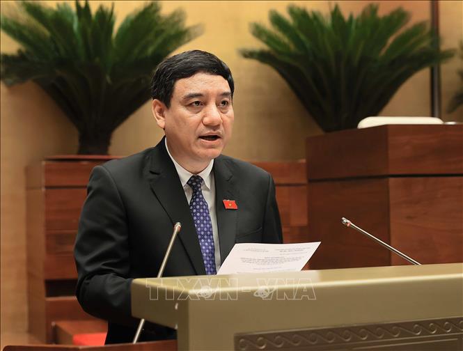 Chủ nhiệm Ủy ban Văn hóa và Xã hội của Quốc hội Nguyễn Đắc Vinh trình bày Báo cáo thẩm tra dự thảo Nghị quyết của Quốc hội về phổ cập giáo dục mầm non cho trẻ em mẫu giáo từ 3 đến 5 tuổi. Ảnh: An Đăng - TTXVN