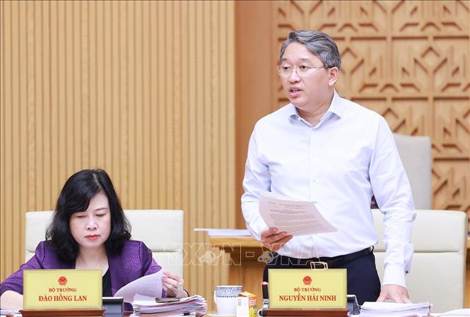 Bộ trưởng Bộ Tư pháp Nguyễn Hải Ninh báo cáo các vướng mắc phát sinh trong quá trình xây dựng các Nghị định phân cấp, phân quyền, phân định thẩm quyền gắn với tổ chức chính quyền địa phương 2 cấp. Ảnh: Dương Giang-TTXVN 
