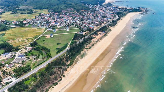 Tuyến đường ven biển Hà Tĩnh (Đường tỉnh 547) dài 120 km, bắt đầu từ cầu Cửa Hội (huyện Nghi Xuân) đến điểm giao với quốc lộ 12C ở cảng Vũng Áng (thị xã Kỳ Anh). Ảnh: Hữu Quyết - TTXVN