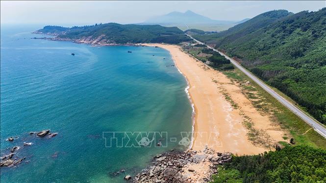 Một bãi biển còn hoang sơ thuộc đoạn đi qua huyện Kỳ Anh (Hà Tĩnh). Ảnh: Hữu Quyết - TTXVN