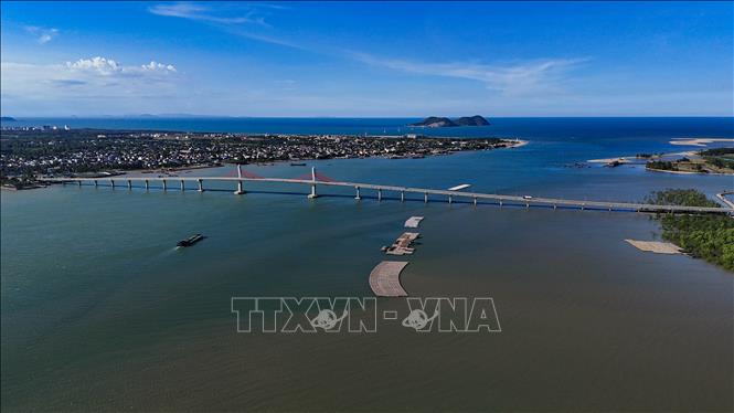 Cầu Cửa Hội có chiều dài hơn 5,2km là điểm bắt đầu tuyến đường ven biển Hà Tĩnh. Ảnh: Hữu Quyết - TTXVN