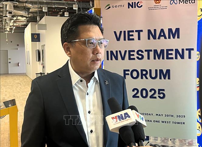 Ông Ng Aik Hock, Giám đốc Dịch vụ công và thành phố khu vực châu Á-Nam Thái Bình Dương của Công ty Dassault Systèmes, trả lời phỏng vấn của TTXVN. Ảnh: Tất Đạt - PV TTXVN tại Singapore