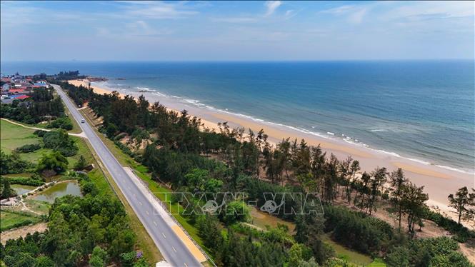 Cung đường ven biển Hà Tĩnh. Ảnh: Hữu Quyết - TTXVN