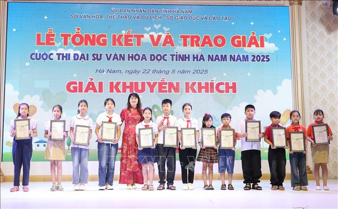 Ban tổ chức trao giải cá nhân cho học sinh đạt giải. Ảnh: Đại Nghĩa - TTXVN