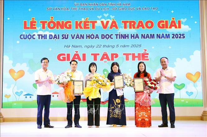 Ban tổ chức trao giải cho 4 tập thể đạt thành tích xuất sắc tại cuộc thi. Ảnh: Đại Nghĩa - TTXVN