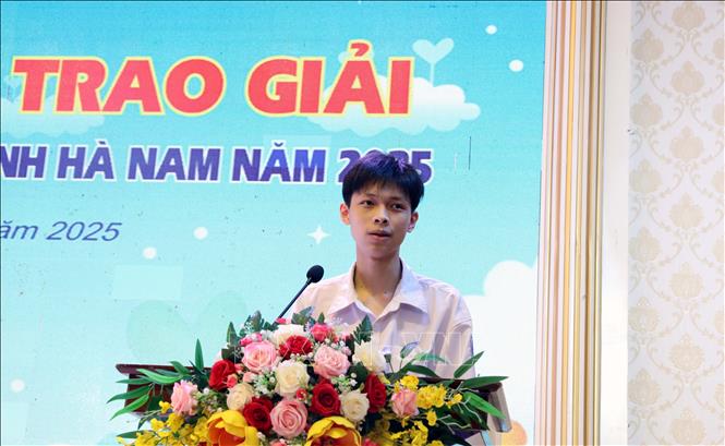 Em Thạch Bảo Minh, lớp 11A2, Trường THPT Duy Tiên B, chia sẻ niềm đam mê đọc sách. Ảnh: Đại Nghĩa - TTXVN