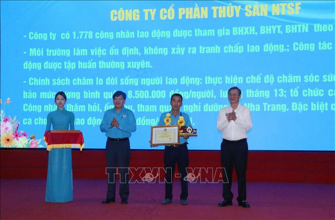 Tuyên dương tập thể tiêu biểu. Ảnh: Ngọc Thiện - TTXVN