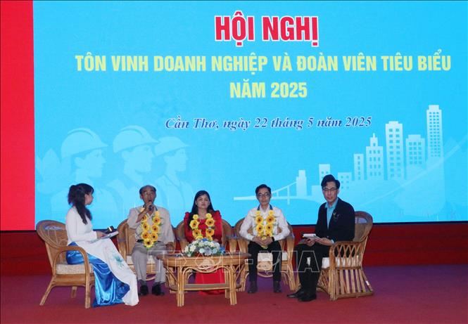 Đại diện các Công đoàn cơ sở và cá nhân tiêu biểu giao lưu tại hội nghị. Ảnh: Ngọc Thiện - TTXVN