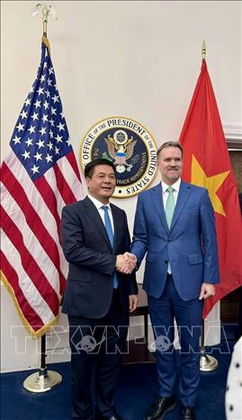 MoIT Minister Nguyen Hong Dien and United States trade representative Jamieson Lee Greer at the discussion. VNA/Photo by courtesy