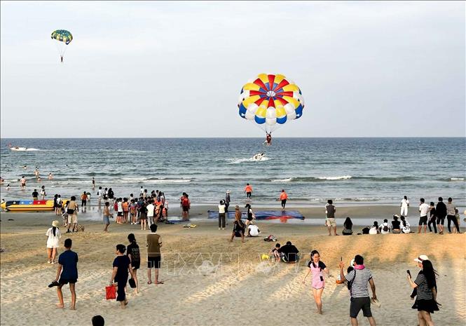 Người dân, du khách sẽ có các khu vực vui chơi giải trí tại các bãi biển với nhiều trò chơi giải trí trên biển như mô tô nước, ca nô kéo dù, ca nô kéo phao chuối, ca nô lướt ván sẽ được triển khai trên các bãi biển của thành phố Đà Nẵng. Ảnh: Trần Lê Lâm - TTXVN 