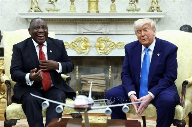 Tổng thống Mỹ Donald Trump (phải) và Tổng thống Nam Phi Cyril Ramaphosa tại cuộc gặp ở Nhà Trắng, Washington, D.C., ngày 21/5/2025. Ảnh: REUTERS/TTXVN
