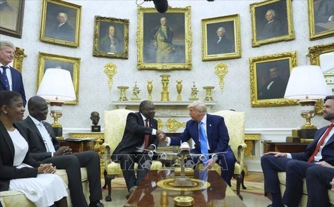 Tổng thống Mỹ Donald Trump (giữa, phải) và Tổng thống Nam Phi Cyril Ramaphosa (giữa, trái) tại cuộc gặp ở Nhà Trắng, Washington, D.C., ngày 21/5/2025. Ảnh: AP/TTXVN
