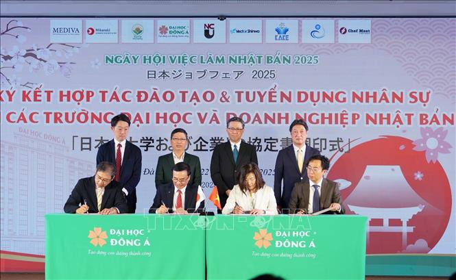 Lễ ký kết hợp tác giữa Đại học Đông Á và Doanh nghiệp Nhật Bản về tuyển dụng và đào tạo nhân lực. Ảnh: Văn Dũng-TTXVN                          