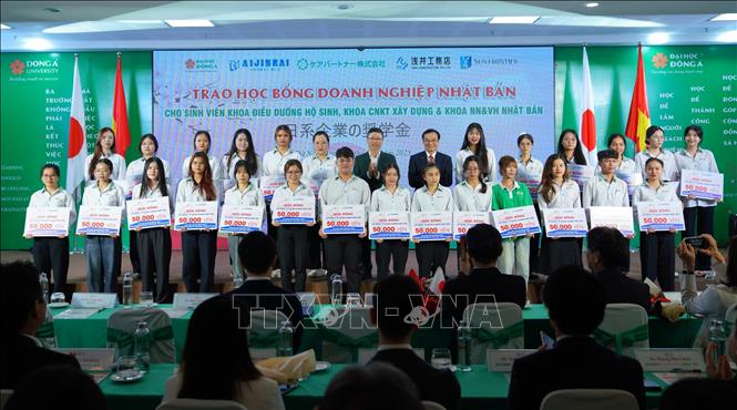 Các đối tác Nhật trao học bổng cho sinh viên Đại học Đông Á. Ảnh: Văn Dũng-TTXVN
                          