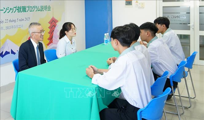 Doanh nghiệp Nhật Bản tham gia phỏng vấn tuyển dụng sinh viên. Ảnh: Văn Dũng-TTXVN                                                        