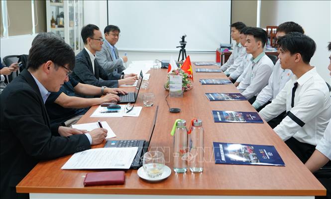 Doanh nghiệp Nhật Bản tham gia phỏng vấn tuyển dụng sinh viên. Ảnh: Văn Dũng-TTXVN                                                                                      