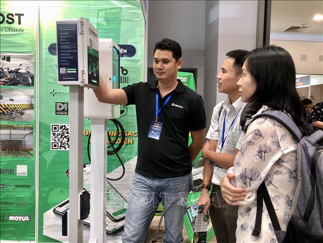 Nhà sản xuất giới thiệu công nghệ thông minh tại triển lãm. Ảnh: Mỹ Phương – TTXVN
