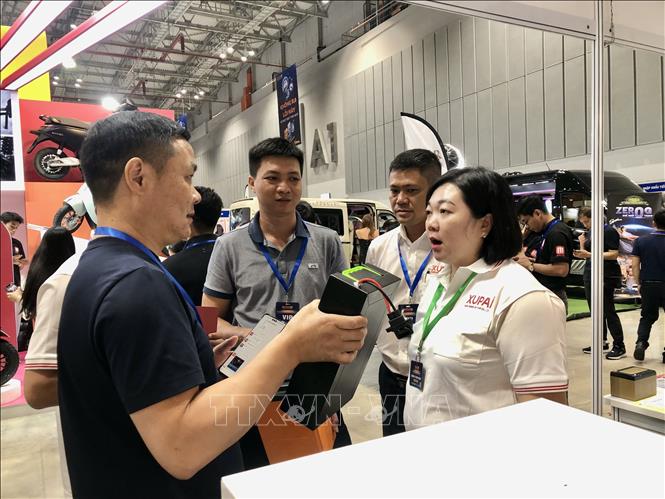Người mua hàng tìm kiếm linh kiện, thiết bị mới tại triển lãm. Ảnh: Mỹ Phương – TTXVN

