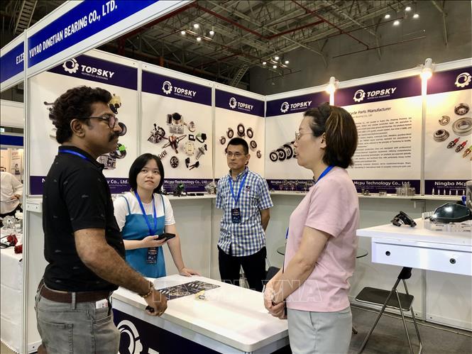 Doanh nghiệp trong và ngoài nước kết nối giao thương tại triển lãm. Ảnh: Mỹ Phương – TTXVN
