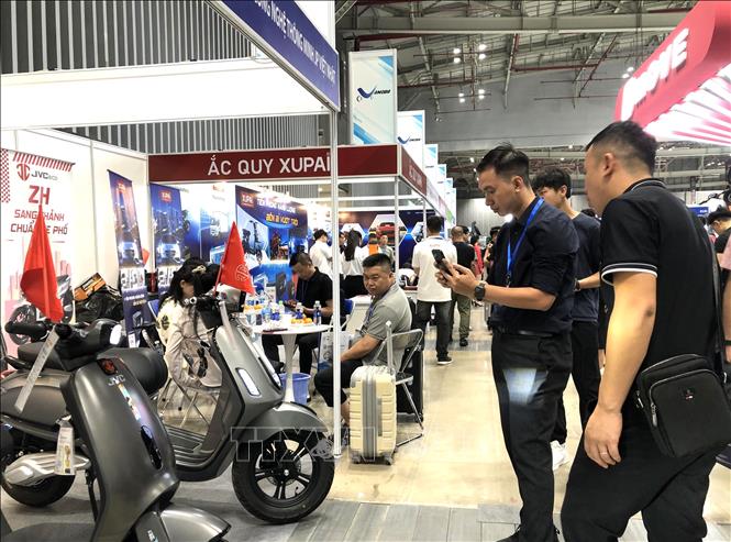 Người tiêu dùng quan tâm những mẫu xe điện, xe máy tại triển lãm. Ảnh: Mỹ Phương – TTXVN
