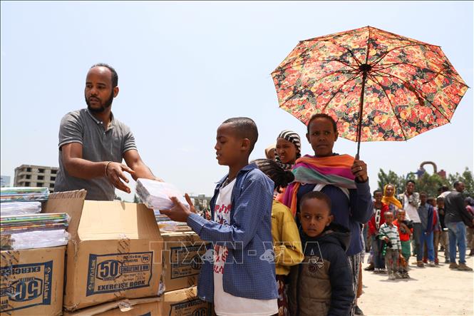 (Tư liệu) Người dân nhận hàng cứu trợ tại Dukem, Oromia, Ethiopia. Ảnh: THX/TTXVN