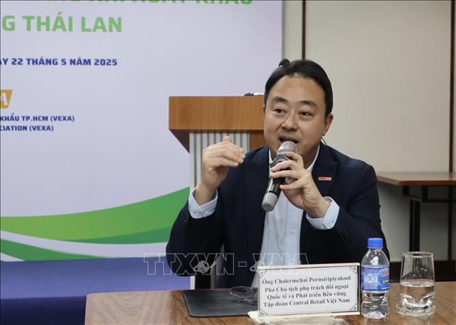 Ông Chailermchai Pornsiripiyakool, Phó Chủ tịch phụ trách Đối ngoại Quốc tế và Phát triển bền vững Tập đoàn Central Retail Việt Nam chia sẻ quy trình đưa hàng vào hệ thống phân phối Thái Lan tại hội thảo. Ảnh: Xuân Anh - TTXVN  