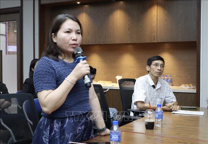 Doanh nghiệp tìm hiểu thông tin xuất khẩu vào thị trường Thái Lan. Ảnh: Xuân Anh - TTXVN  