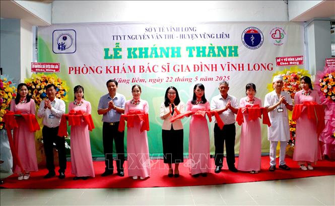 Đại biểu thực hiện nghi thức khánh thành Phòng khám bác sỹ gia đình tại Trung tâm Y tế Nguyễn Văn Thủ, huyện Vũng Liêm, tỉnh Vĩnh Long. Ảnh: Lê Thúy Hằng - TTXVN.