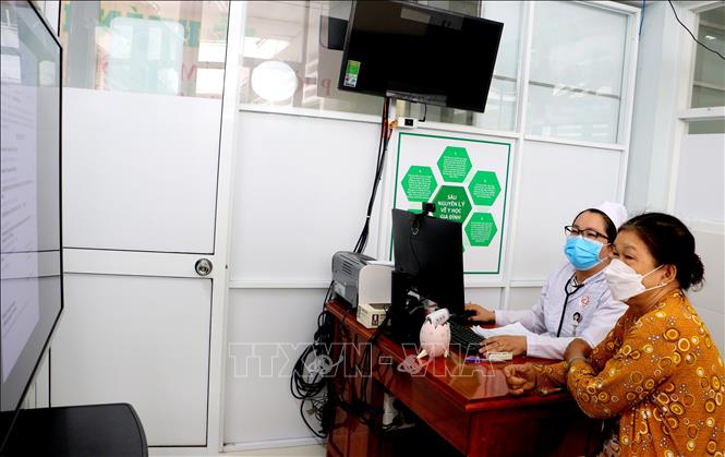 Người dân đến khám tại Phòng khám bác sỹ gia đình tại Trung tâm Y tế Nguyễn Văn Thủ, huyện Vũng Liêm, tỉnh Vĩnh Long. Ảnh: Lê Thúy Hằng - TTXVN.
