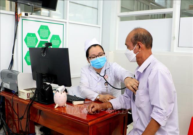 Người dân đến khám tại Phòng khám bác sỹ gia đình tại Trung tâm Y tế Nguyễn Văn Thủ, huyện Vũng Liêm, tỉnh Vĩnh Long. Ảnh: Lê Thúy Hằng - TTXVN.