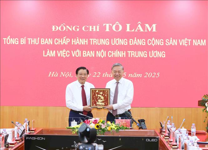 Đồng chí Phan Đình Trạc, Uỷ viên Bộ Chính trị, Bí thư Trung ương Đảng, Trưởng Ban Nội chính Trung ương tặng quà lưu niệm cho Tổng Bí thư Tô Lâm. Ảnh: Phương Hoa - TTXVN