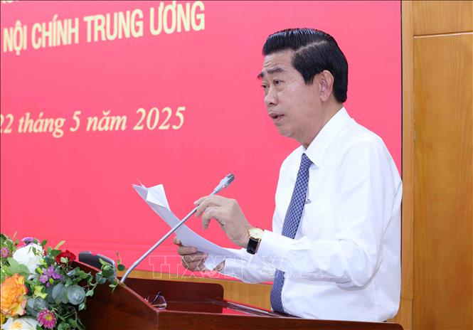 Đồng chí Võ Văn Dũng, Uỷ viên Trung ương Đảng, Phó Trưởng Ban Thường trực Ban Nội chính Trung ương trình bày báo cáo tại buổi làm việc. Ảnh: Phương Hoa - TTXVN