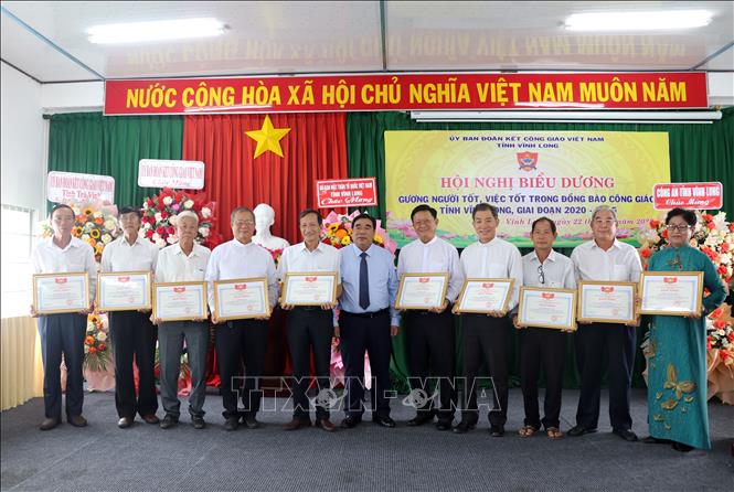 Tặng Bằng khen của Ủy ban Mặt trận Tổ quốc Việt Nam tỉnh Vĩnh Long cho các cá nhân thành tích xuất sắc trong phong trào “Toàn dân đoàn kết xây dựng nông thôn mới, đô thị văn minh, sống tốt đời, đẹp đạo”, giai đoạn 2020-2025. Ảnh: Phạm Minh Tuấn-TTXVN