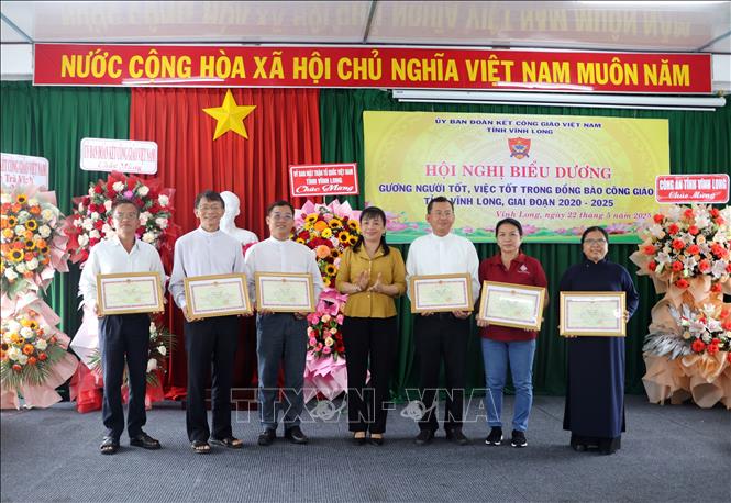 Tặng Bằng khen của Chủ tịch UBND tỉnh Vĩnh Long cho các cá nhân thành tích xuất sắc trong phong trào “Toàn dân đoàn kết xây dựng nông thôn mới, đô thị văn minh, sống tốt đời, đẹp đạo”, giai đoạn 2020-2025. Ảnh: Phạm Minh Tuấn-TTXVN