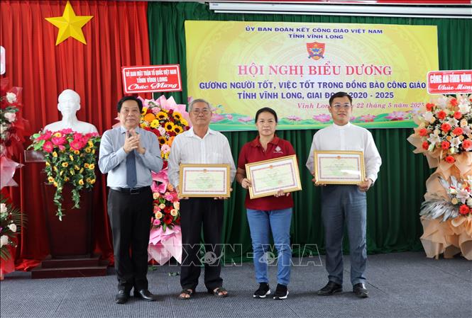 Tặng Bằng khen của Chủ tịch UBND tỉnh Vĩnh Long cho các tập thể thành tích xuất sắc trong phong trào “Toàn dân đoàn kết xây dựng nông thôn mới, đô thị văn minh, sống tốt đời, đẹp đạo”, giai đoạn 2020-2025. Ảnh: Phạm Minh Tuấn-TTXVN