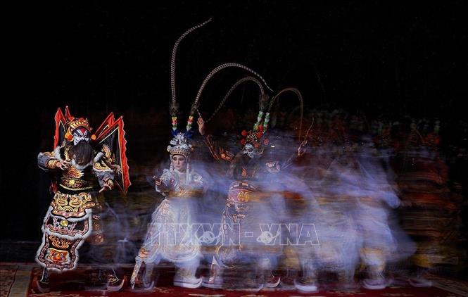 Phương thức phản ánh của Tuồng không đi vào tả thực mà chú trọng tả ý, nhằm lột tả cái thần của nhân vật, sự việc, 