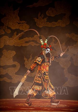 Khác với các loại hình sân khấu khác như chèo, cải lương… Tuồng mang theo âm hưởng hùng tráng với những tấm gương tận trung báo quốc, xả thân vì đại nghĩa, những bài học về lẽ ứng xử của con người giữa cái chung và cái riêng, giữa gia đình và Tổ quốc. Ảnh: Khánh Hoà - TTXVN