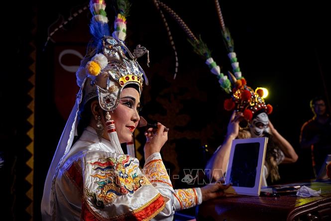 Nghệ thuật Tuồng, với cách hoá trang tạo diện mạo cho nhân vật, không có gì là tả chân, mà hoàn toàn tượng trưng. Người diễn viên, ngoài khả năng ca xướng, vũ đạo, diễn xuất, còn phải biết vẽ mặt mình, khi thủ bất cứ vai nào. Ảnh: Khánh Hòa – TTXVN