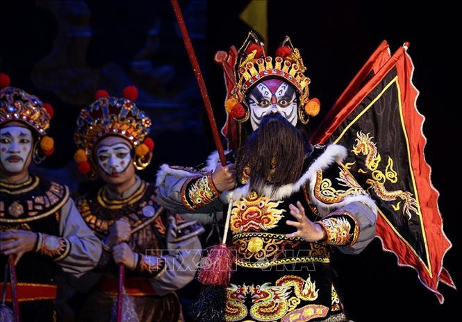 Nhờ những gương mặt được hoá trang, khán giả biết ngay tâm lý, tính cách, giai cấp xã hội của nhân vật, khi mới vừa thấy diễn viên bước ra sân khấu. Ảnh: Khánh Hoà - TTXVN