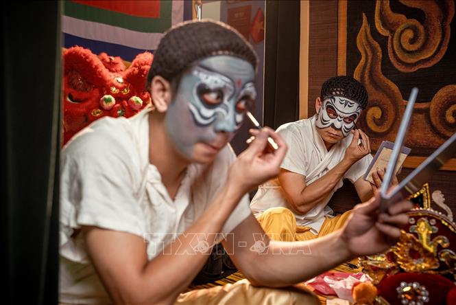 Tuồng là loại hình sân khấu ước lệ, vậy nên cách hóa trang của tuồng cũng đặc biệt, nhằm để thể hiện rõ các tuyến nhân vật; các tuyến nhân vật của tuồng chủ yếu là: kép, tướng, đào, đào võ, lão,... với mỗi loại nhân vật lại có cách hóa trang riêng. Ảnh: Khánh Hòa – TTXVN