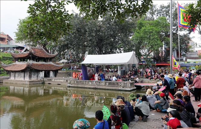 Trải qua bao thăng trầm và những biến đổi xã hội, nghệ thuật sân khấu tuồng đã không còn được nhiều người chú ý. các đơn vị nghệ thuật tuồng hiện nay chủ yếu chạy “sô” biểu diễn trong các lễ hội, nghi thức hành lễ với dàn trống, dâng hương chứ ít có cơ hội biểu diễn một vở trọn vẹn. Ảnh: Khánh Hoà – TTXVN