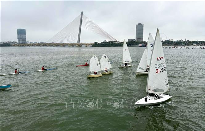 Windsurfing on Han River, Da Nang city. VNA Photo: Trần Lê Lâm